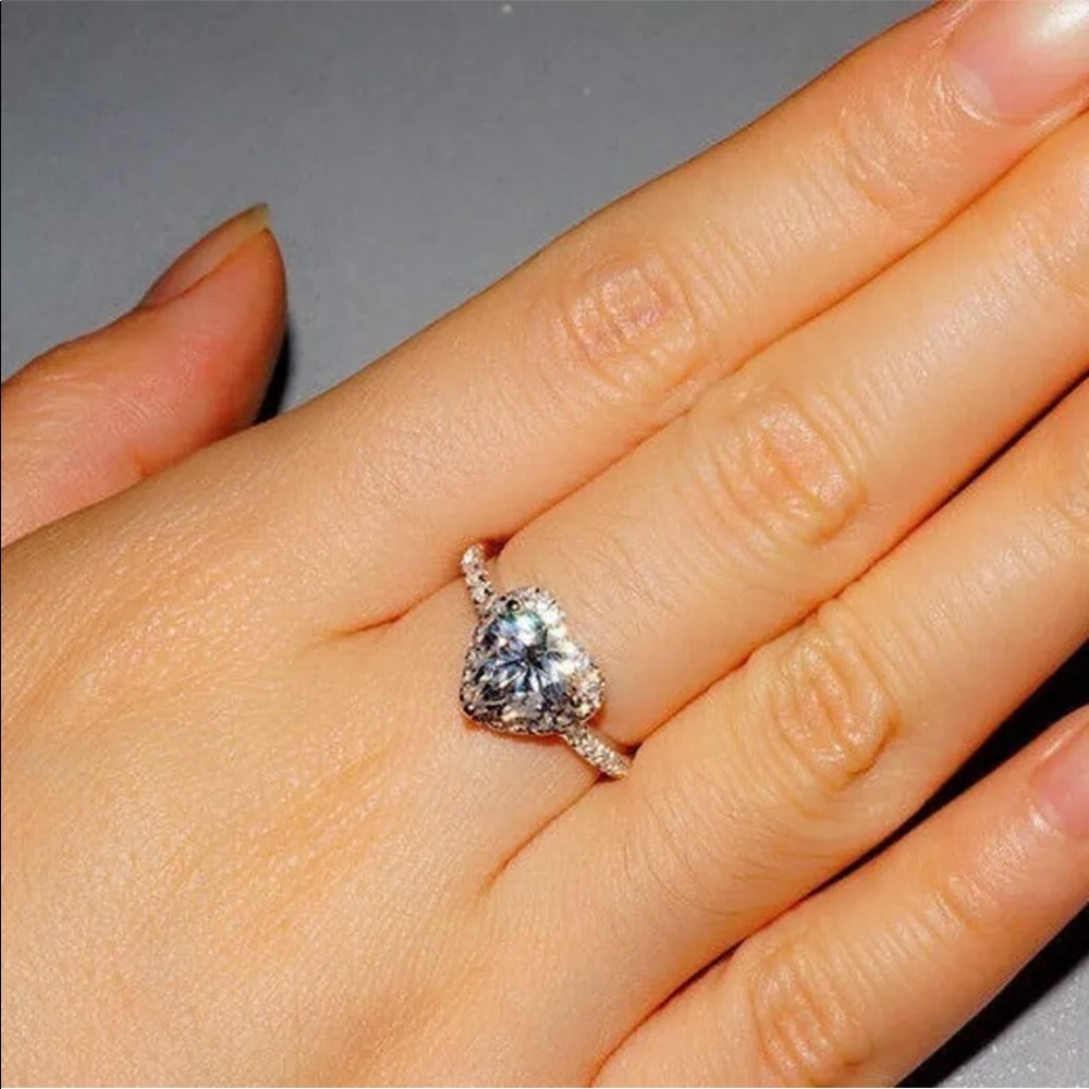 New 18k white Gold plated Heart Diamond Ring - Picture 5 of 7